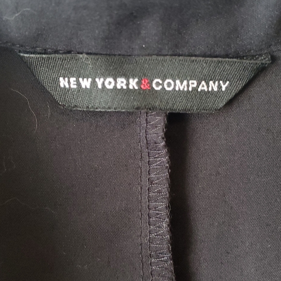 LIKE NEW! Sleeveless fitted Ruched button down top New York & Company - Picture 6 of 7